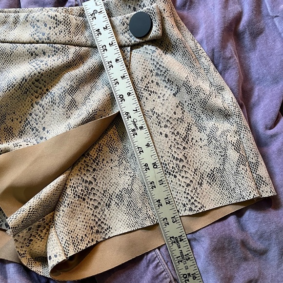 DO + BE Snakeskin Pattern Skort in Faux Lambskin Leather Sz M - Picture 3 of 6